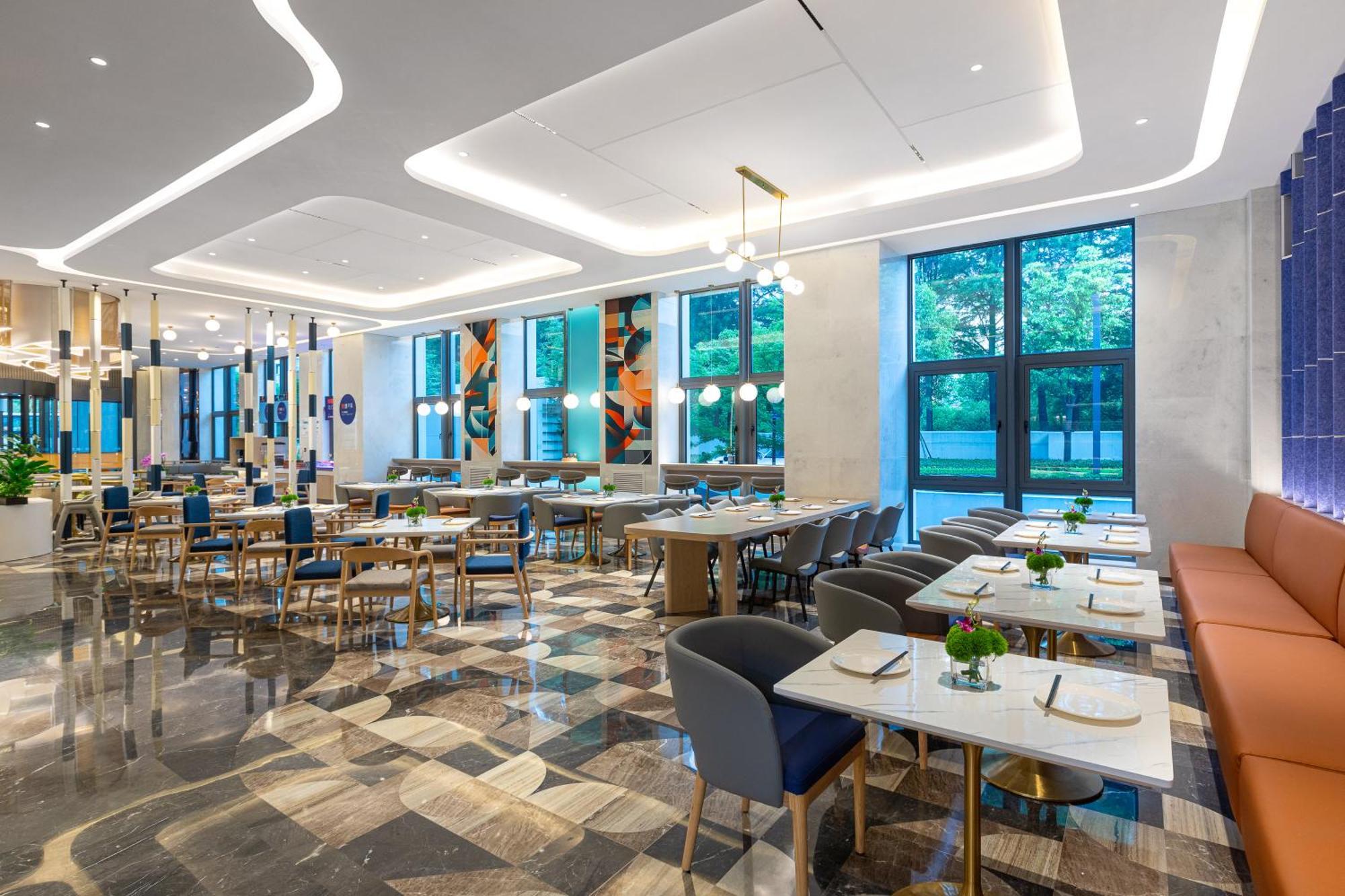 Holiday Inn Express Changfeng Park Шанхай Экстерьер фото